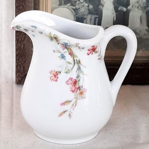 Jarra de leche antigua de porcelana Haviland, de principios del siglo XX, fabricada para la línea ferroviaria New York Central Lines.