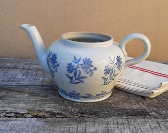 Saint-Uze-Teekanne aus Steingut mit blauen Blumen, Steingut aus dem 19. Jahrhundert, antikes französisches Steingut, Utensilienhalter