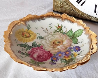 Piatto antico in porcellana di Limoges con decorazione floreale multicolore e bordo smerlato con dettagli dorati.