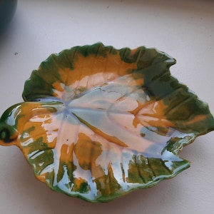 Decorative ceramic empty pocket bowl in the shape of a leaf in the Vallauris style
