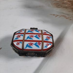 Ancien Pilulier Ou Boîte à Bijoux En Porcelaine Blanc Et Bleu - Motif Floraux - Occasion