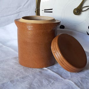 Antiker Steinguttopf mit Deckel, Fetttopf oder Salzwanne