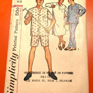 Op de afbeelding: Vintage Simplicity patroon voor heren nachtkleding. De omslag toont een man in een paisley pyjama en twee andere stijlen. De patroonmaat is Small, 34-36.