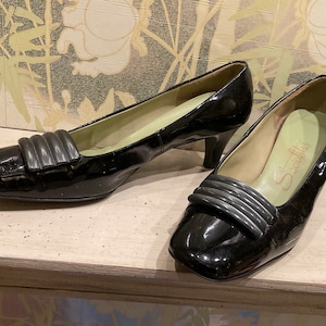 Vintage 60’s Mod Black Patent Pumps Lucite Buckle 9.5B