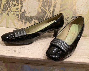 Vintage 60’s Mod Black Patent Pumps Lucite Buckle 9.5B