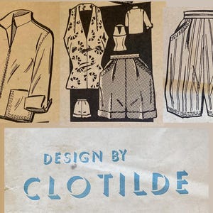 Op de afbeelding: Een naaipatroonillustratie genummerd 3158 met een jack met rits en zakken, een mouwloze top en een geplooide korte broek. De tekst DESIGN BY CLOTILDE staat in het blauw gedrukt onder de zwart-witte lijntekeningen van de kledingstukken.