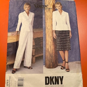 Pode incluir: Padrão de costura Vogue Patterns com um design DKNY. O padrão inclui imagens de um blazer e calças brancas, e um blazer branco combinado com uma saia de bolinhas em preto e branco. O número do padrão é 1743.
