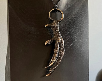 Colgante de garra de bronce