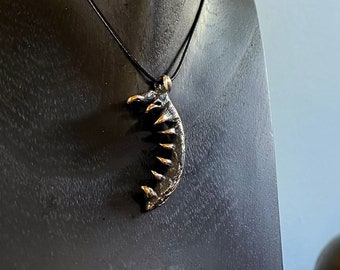 Colgante de bronce con mandíbula de salmón