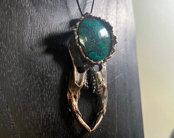Talismán de escarabajo de bronce con crisocola