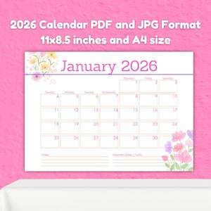 Op de afbeelding: Een witte kalender voor januari 2026 met bloemmotieven. De tekst luidt "2026 Calendar PDF and JPG Format 11x8.5 inches and A4 size". Het formaat is A4, ongeveer 21 x 29,7 cm.