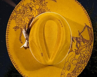 Chapeau fedora à bord large gravé à la main avec crâne de cerf et fleurs