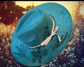 Sombrero Fedora de ala ancha quemado a mano con flores silvestres