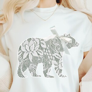 Lace Mama Bear Png Coquette Mama Png Coquette Arco Dia das Mães Png Pink Mama png Bow Mama Shirt png Camisa da Trendy Mom Shirts varsity Mama png