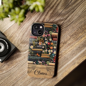 Funda para teléfono con flores silvestres y libros bordados, estilo bibliotecario con motivos florales, ideal como regalo para amantes de los libros.