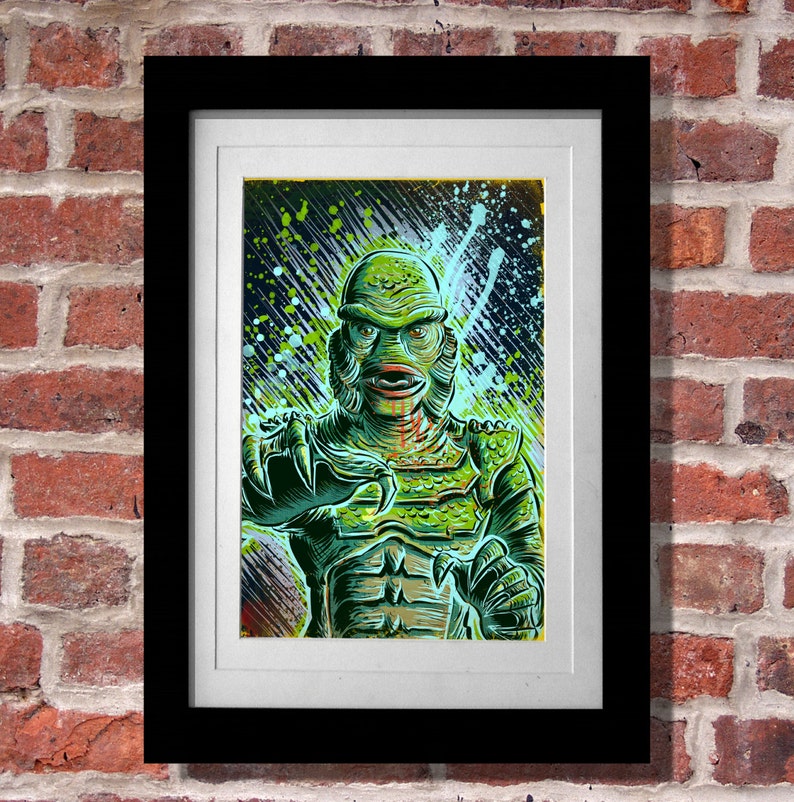 Puede incluir: Una ilustraci&oacute;n de una criatura de la laguna negra, representada en verde y negro con un fondo de pintura salpicada.