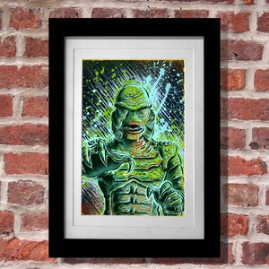 Puede incluir: Una ilustraci&oacute;n de una criatura de la laguna negra, representada en verde y negro con un fondo de pintura salpicada.