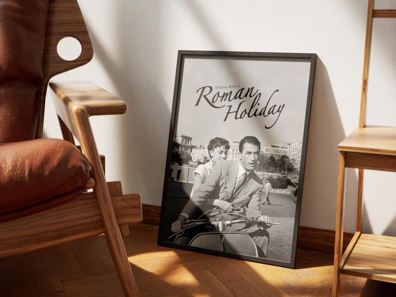 Może przedstawiać: Czarno-biały plakat filmu "Rzymskie wakacje" z Audrey Hepburn i Gregorym Peckiem jadącymi skuterem w Rzymie.