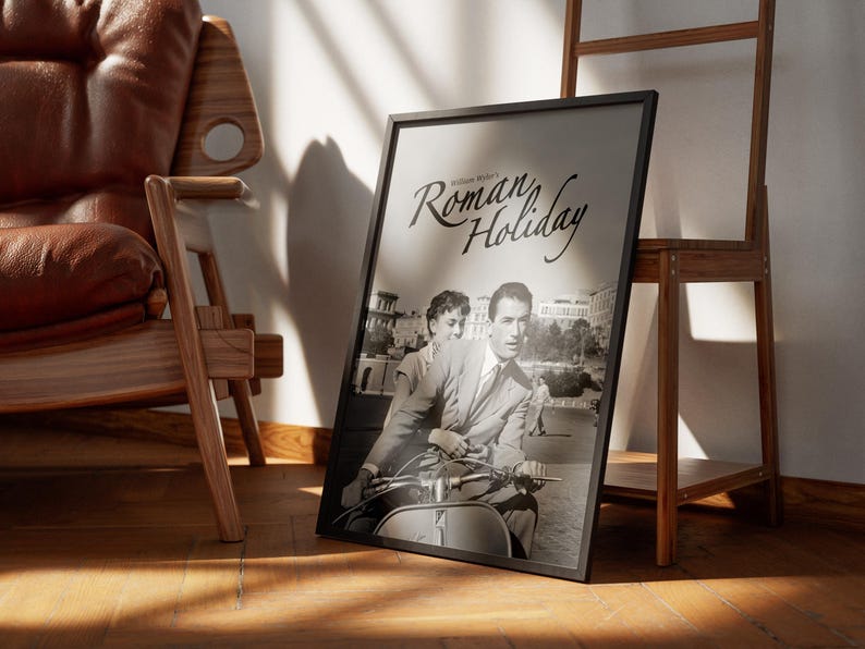 Może przedstawiać: Czarno-biały plakat z tytułem "Roman Holiday" przedstawiający mężczyznę i kobietę jadących skuterem przed budynkiem.
