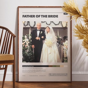 Puede incluir: Un póster de película enmarcado para la película de 1991 "Father of the Bride". El póster presenta una foto en blanco y negro de una novia y un novio de pie frente a una iglesia. El póster también incluye el título de la película, el año de estreno y el nombre del director.