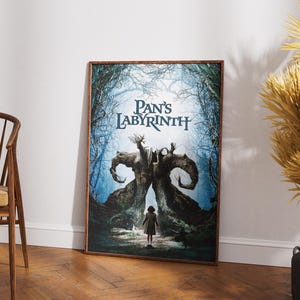 Puede incluir: Un póster de película para la película "El laberinto del fauno" con una criatura oscura y fantástica con una niña de pie frente a ella.