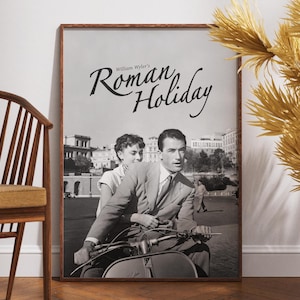 Może przedstawiać: Czarno-biały plakat z tytułem "Roman Holiday" napisanym kursywą. Plakat przedstawia scenę z filmu z mężczyzną i kobietą jadącymi na skuterze.