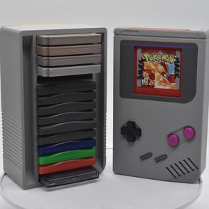 以下が含まれることがあります： 手書き風の「Welcome to our home」の文字が入った素朴な木製サイン。長方形のサインは、使い古したような仕上がりで、シンプルで親しみやすいデザインです。屋内または屋外での使用に適しています。