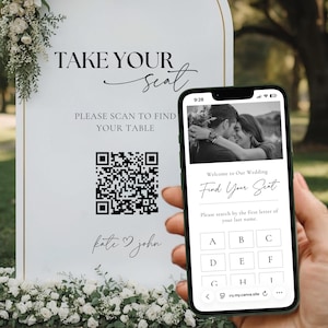 Könnte beinhalten: Ein weißes Hochzeits-Schild mit dem Text „TAKE YOUR SEAT“ und „PLEASE SCAN TO FIND YOUR TABLE“. Ein Smartphone zeigt eine Hochzeits-Sitzplan-App an. Das Schild enthält einen QR-Code und die Namen „kate & john“.