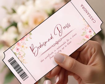 Może przedstawiać: Różowy bon upominkowy na suknię druhny, trzymany przez osobę. Bon zawiera napis "Bridesmaid Dress" w eleganckim skrypcie, kwiatowe akcenty i kod kreskowy. Tekst brzmi "do zrealizowania na suknię z biżuterii do $200."