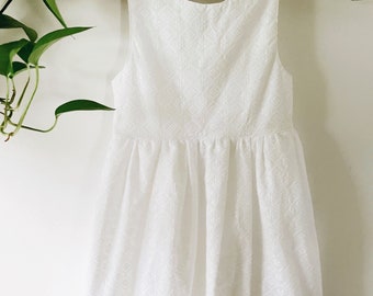 White broderie anglaise flower girls dress. Minimalist dress. 100% cotton v-back White classic clothing lace eyelet  summer baptism dress