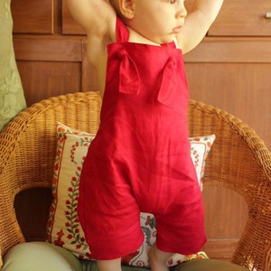 Kerst rompertje linnen rood unisex verstelbare bandjes. Foto-outfit familie fotoshoot. Baby romper overall jumpsuit