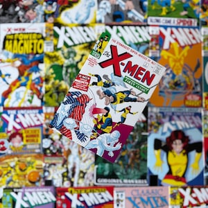 Peut inclure: Une collection de bandes dessinées X-Men vintage. L'attention se porte sur le premier numéro, avec le titre "The X-Men" en rouge et blanc, et des illustrations dynamiques de super-héros. L'arrière-plan est rempli d'autres couvertures de bandes dessinées, créant un affichage vibrant.
