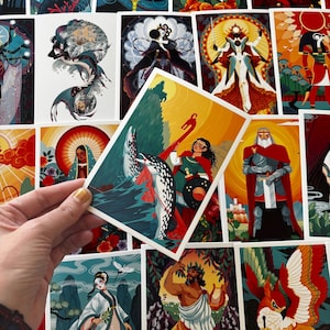 Può includere: Una collezione di stampe artistiche con illustrazioni colorate di figure e scene mitiche. Le stampe presentano una varietà di stili e soggetti, tra cui draghi, guerrieri ed esseri celesti. L'opera d'arte è vibrante e dettagliata, con un focus sui temi fantasy.