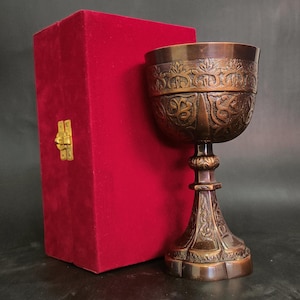 Antike Bronze Kelch Kelch Mittelalter Gral inspiriert Tasse mit Gravur und rotem Samt Box Geschenk für Hochzeiten Geburtstage Vatertagsgeschenk