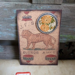 Vintage Silkie Borduurwerk Stof Ronde Broche, C-Clasp, J.F. Sanchez Tarot 4 Cups Tiger Printed Card, Fusion Broche Card, Piddix Design Card