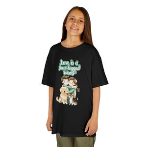Heavy Cotton™-T-shirt voor kinderen - "Love is a Four-Legged Word" - schattig T-shirt dierenliefhebber, cadeau dierenliefhebber, leuk familie-T-shirt, hondenshirt kinderen,