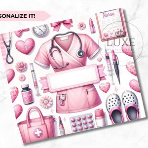 Puede incluir: Una portada de agenda imprimible rosa y blanca con un uniforme de enfermera, un estetoscopio, un coraz&oacute;n, una jeringa, un frasco de pastillas y un par de zuecos rosas y blancos. El texto "Nurse" est&aacute; en la portada de la agenda.