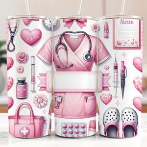 Puede incluir: Tres vasos de acero inoxidable rosa y blanco con tem&aacute;tica de enfermera. Los vasos presentan un uniforme de enfermera rosa y blanco, un estetoscopio, una jeringa, p&iacute;ldoras y la palabra "Enfermera".