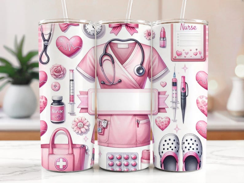 Puede incluir: Tres vasos de acero inoxidable rosa y blanco con tem&aacute;tica de enfermera. Los vasos presentan un uniforme de enfermera rosa y blanco, un estetoscopio, una jeringa, p&iacute;ldoras y la palabra "Enfermera".