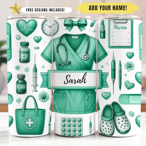 Puede incluir: Un vaso blanco con un diseño de enfermera en color verde azulado. El diseño incluye un uniforme de enfermera, suministros médicos, corazones y el nombre "Sarah". El vaso también tiene el texto "Nurse" y "Free Designs Included!"