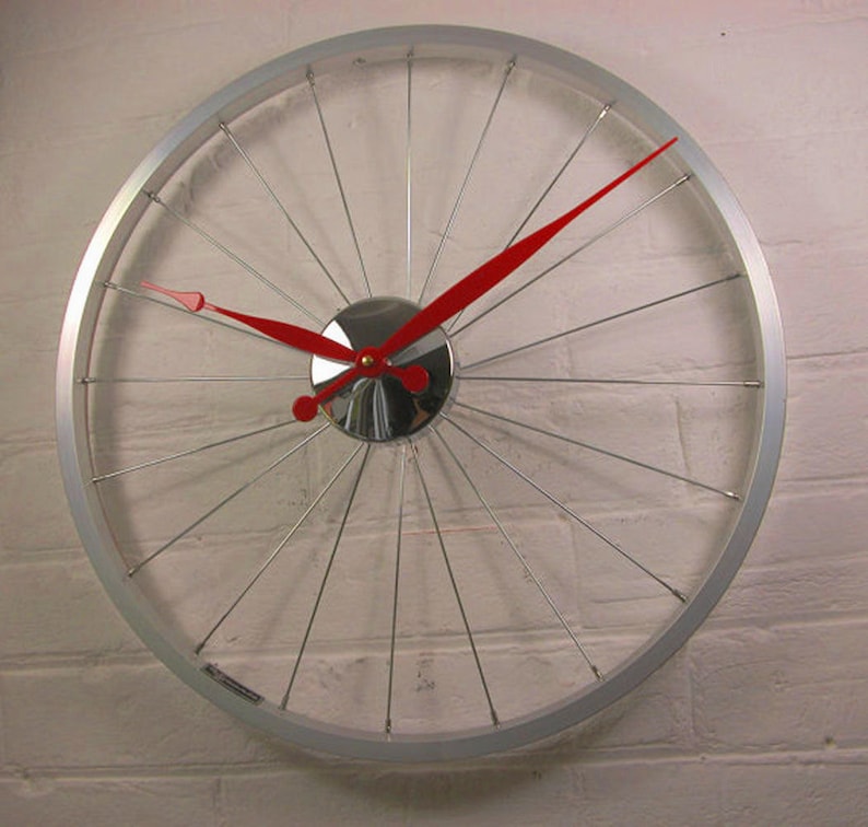 Часовые колеса. Час настенные «Bike Wheel Clock». Часы Koopman Bicycle Wheel. Часы из велосипедного колеса. Настенные часы в виде велосипедного колеса.