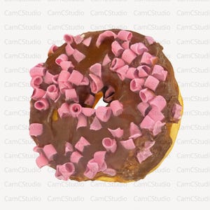 Pode incluir: Um donut com cobertura de chocolate e granulado rosa. O donut tem uma base castanho-dourada e um buraco no centro. O granulado rosa é pequeno, retangular e distribuído uniformemente.