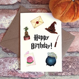 Carte d'anniversaire magique - illustrations de sorciers peintes à la main, mandragore, baguette magique, chaudron et gâteau, voeux fantastiques pour sorcières et sorciers