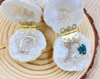 Caja para anillos de geoda de cristales naturales, geoda de cristal blanco, organizador de joyas de ágata, regalo de compromiso, decoración para el hogar que atrae la prosperidad
