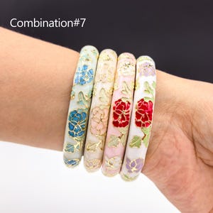 Op de afbeelding: Vier kleurrijke bloemenarmbanden worden getoond. Elke armband heeft een ander kleurenschema, waaronder blauwe, roze en rode bloemen met gouden accenten. De tekst "Combination #7" is linksboven zichtbaar.
