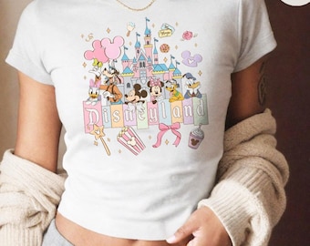 Camiseta de bebé Mickey y sus amigos de Disneyland Magical. Camiseta corta sin mangas, camiseta del castillo de Disney, camiseta de bebé con estética femenina para viaje de chicas a Disneyland.