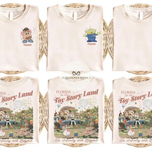 Puede incluir: Camisetas color crema con varios dise&ntilde;os de personajes de Toy Story. La fila superior presenta a Mr. Potato Head y un extraterrestre, cada uno con un nombre debajo. La fila inferior muestra camisetas con un gr&aacute;fico de Toy Story Land, con texto que dice "Florida Est. 2018" y "To Infinity and Beyond."