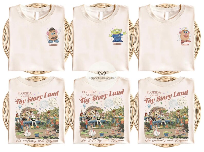 Puede incluir: Camisetas color crema con varios dise&ntilde;os de personajes de Toy Story. La fila superior presenta a Mr. Potato Head y un extraterrestre, cada uno con un nombre debajo. La fila inferior muestra camisetas con un gr&aacute;fico de Toy Story Land, con texto que dice "Florida Est. 2018" y "To Infinity and Beyond."