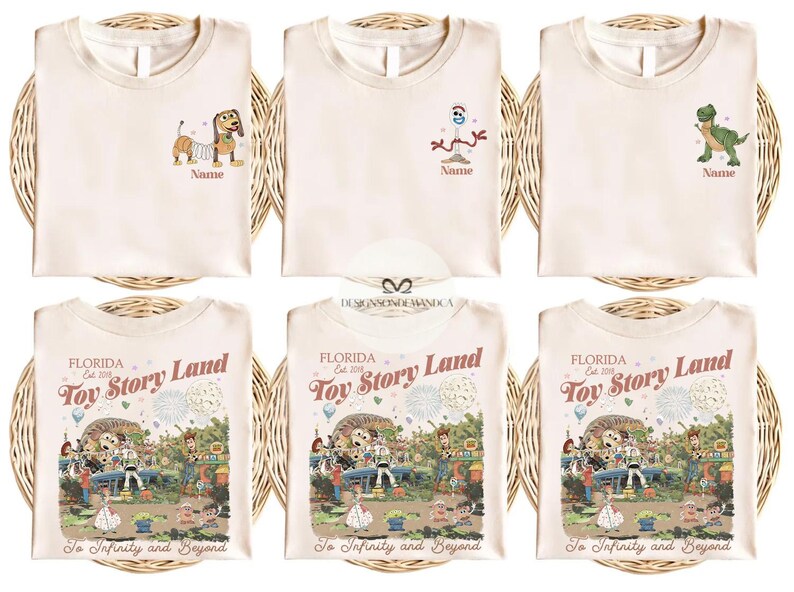 Puede incluir: Camisetas color crema con varios dise&ntilde;os de Toy Story. Algunas camisetas presentan personajes bordados como un perro salchicha, un extraterrestre azul y rojo y un dinosaurio verde. Otras camisetas muestran un colorido gr&aacute;fico de Toy Story Land con el texto "Florida Toy Story Land" y "To Infinity and Beyond."