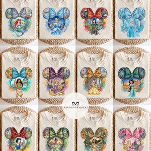 Puede incluir: Una colecci&oacute;n de camisetas color crema con dise&ntilde;os de acuarela coloridos de princesas de Disney dentro de formas de orejas de Mickey Mouse. Cada camiseta muestra una princesa diferente, incluyendo Ariel, Cenicienta y Bella, con el logo "DESIGNSONDEMANDCA".